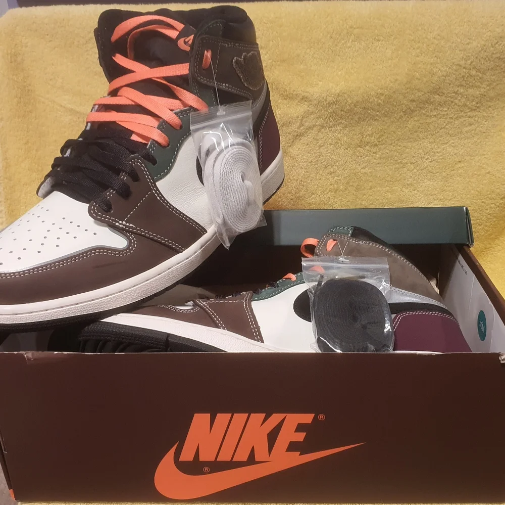 Jordans 1 Retro High OG - Picture 2 of 5